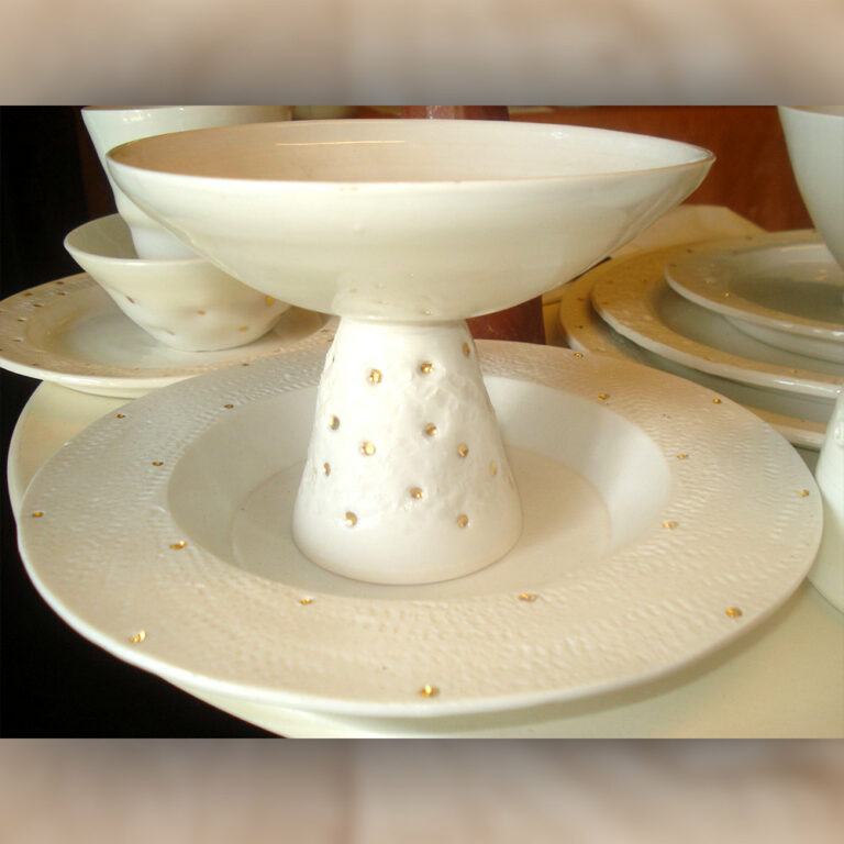 coupe-a-pied-et-vaisselle-dorées-en-porcelaine