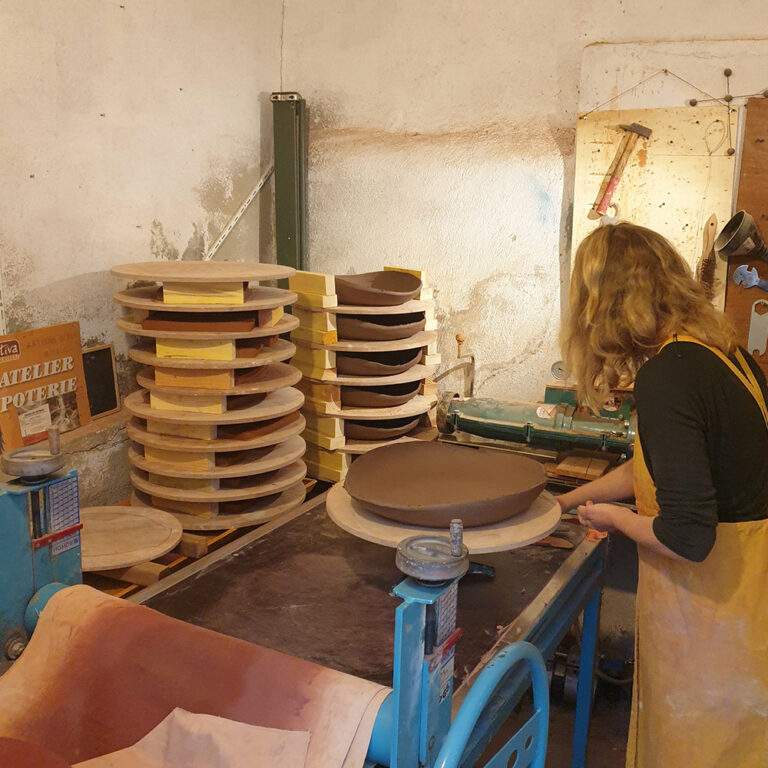 fabrication-à-la-plaque-de-grands-plats-estampés