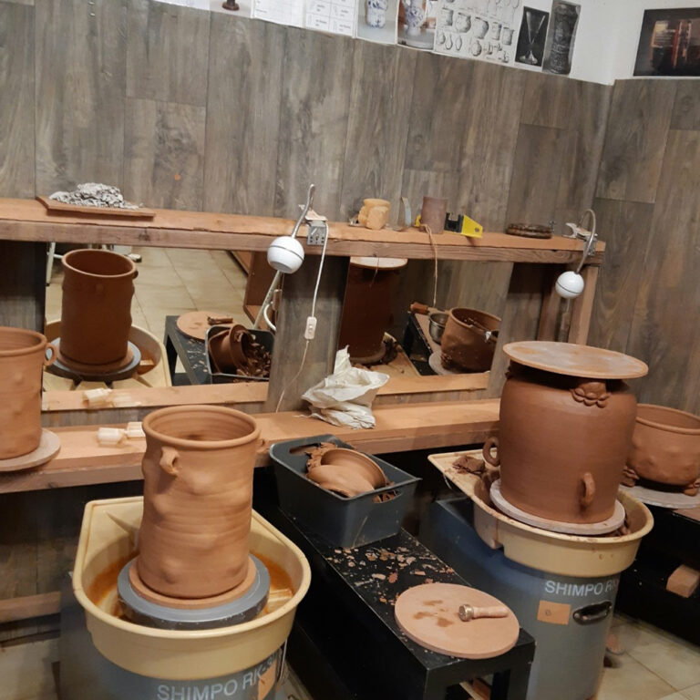fabrication-pot-de-jardin-faïence-rouge