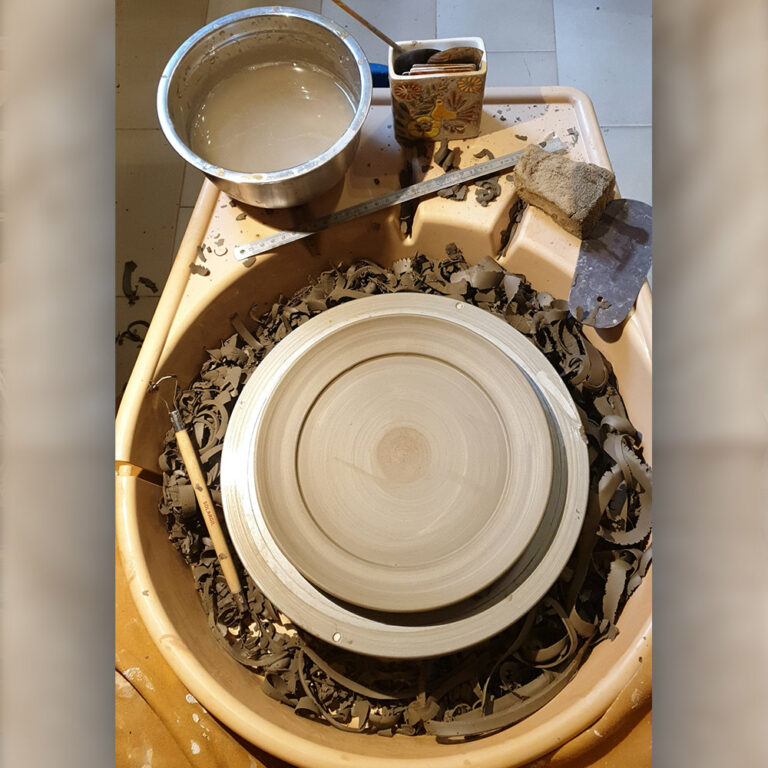 tournassage-assiette-en-grès